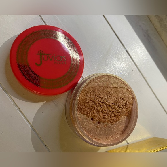 Juvias Place Highlighter Powder - Picture 2 of 3